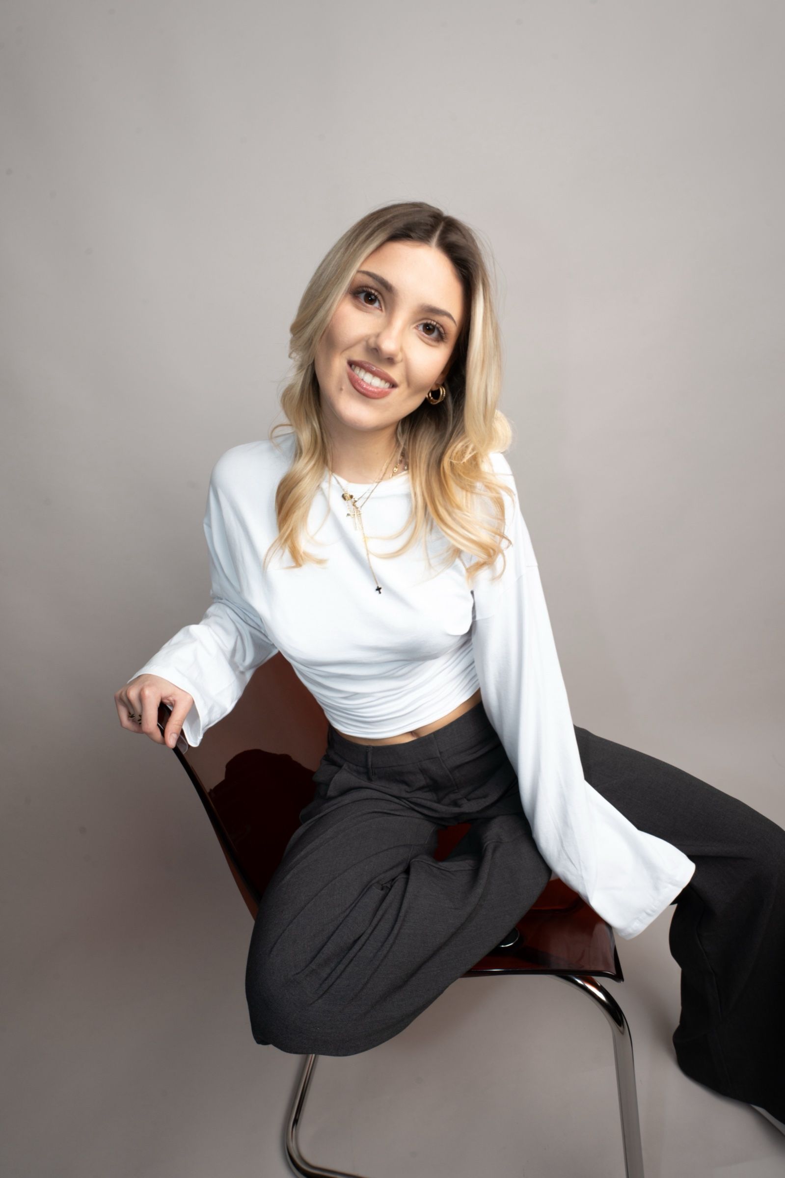 Daria Zamfiroiu, Marken-Gesicht von LebenGut, sitzend im Studio