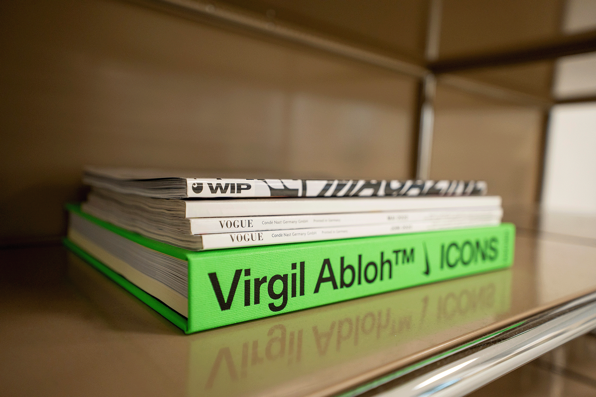 Stapel Design- und Modebücher mit dem Band Virgil Abloh Icons obenauf