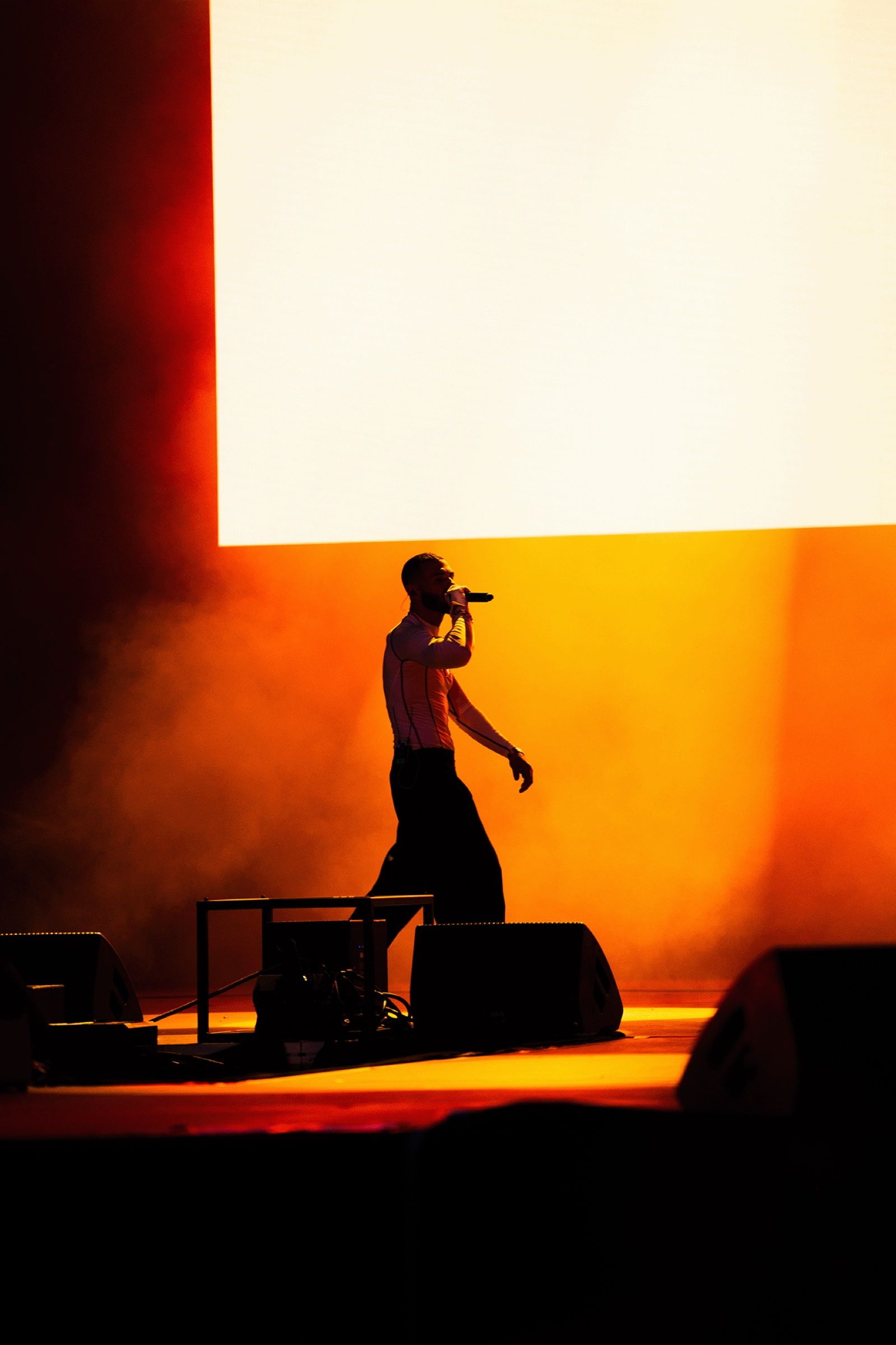 Silhouette eines Künstlers vor orange leuchtender LED-Wand