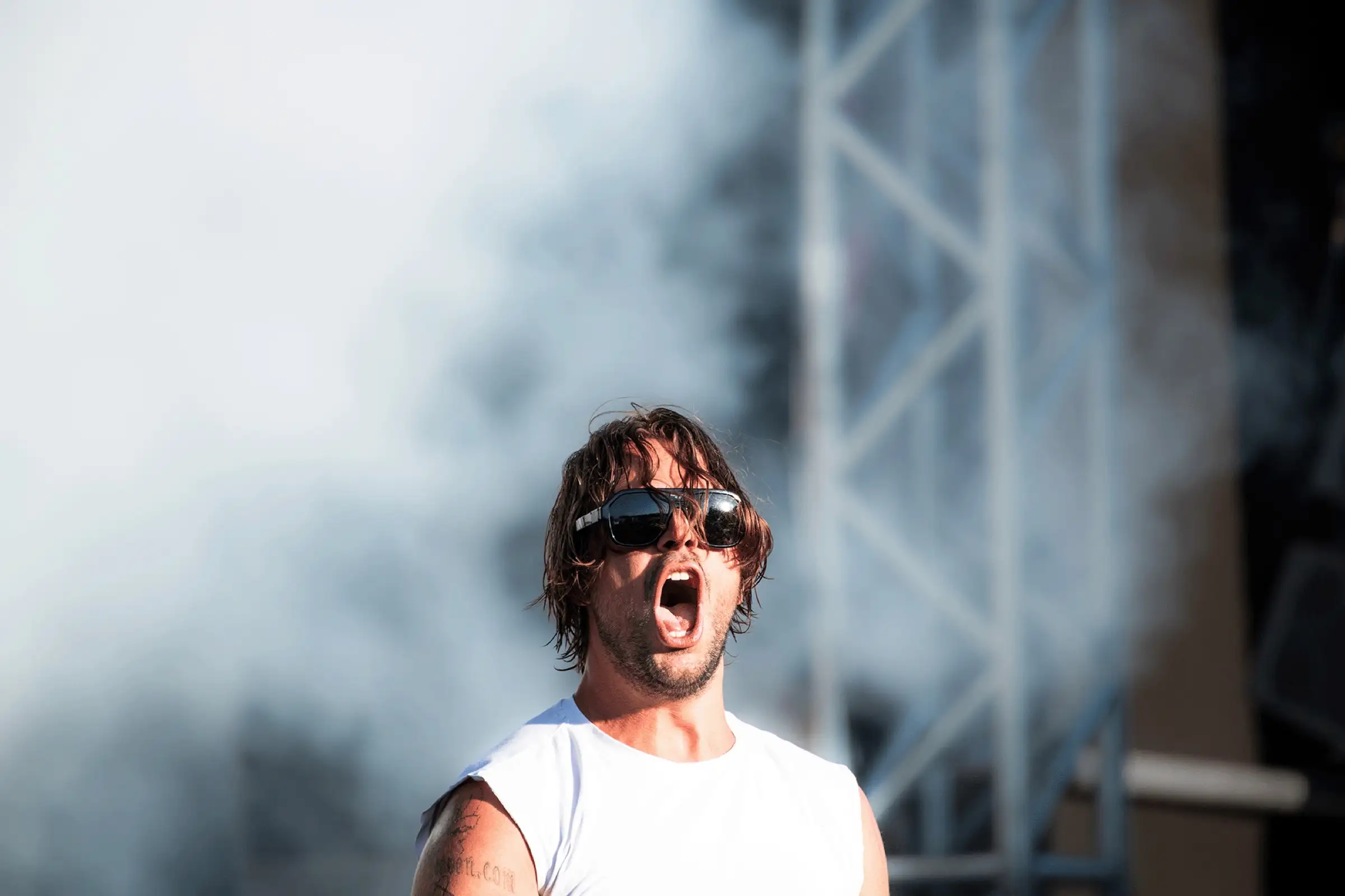Rapper mit Sonnenbrille im Bühnennebel beim Heroes Festival