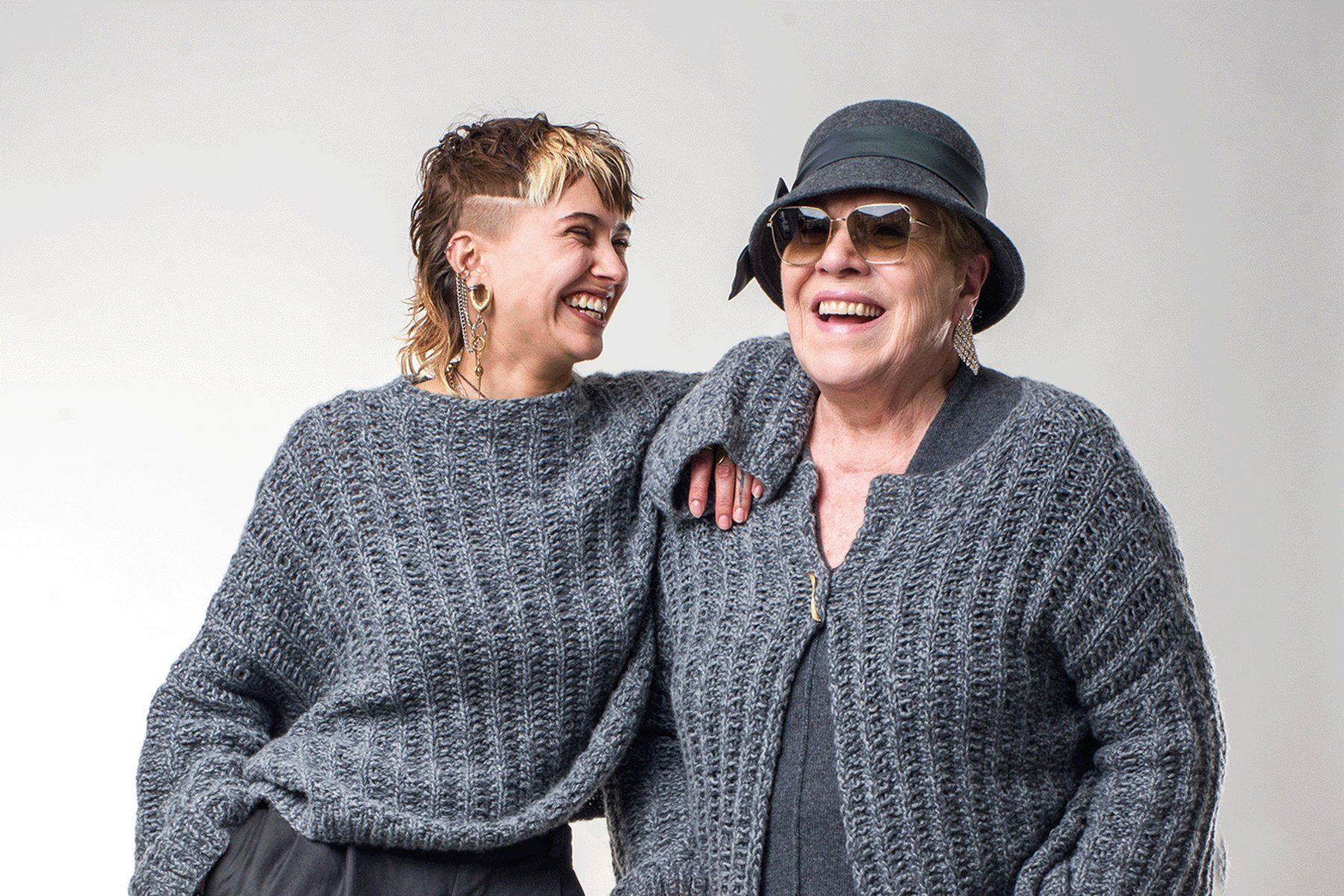 Zwei Models in RS Cashmere Strick, Studioaufnahme
