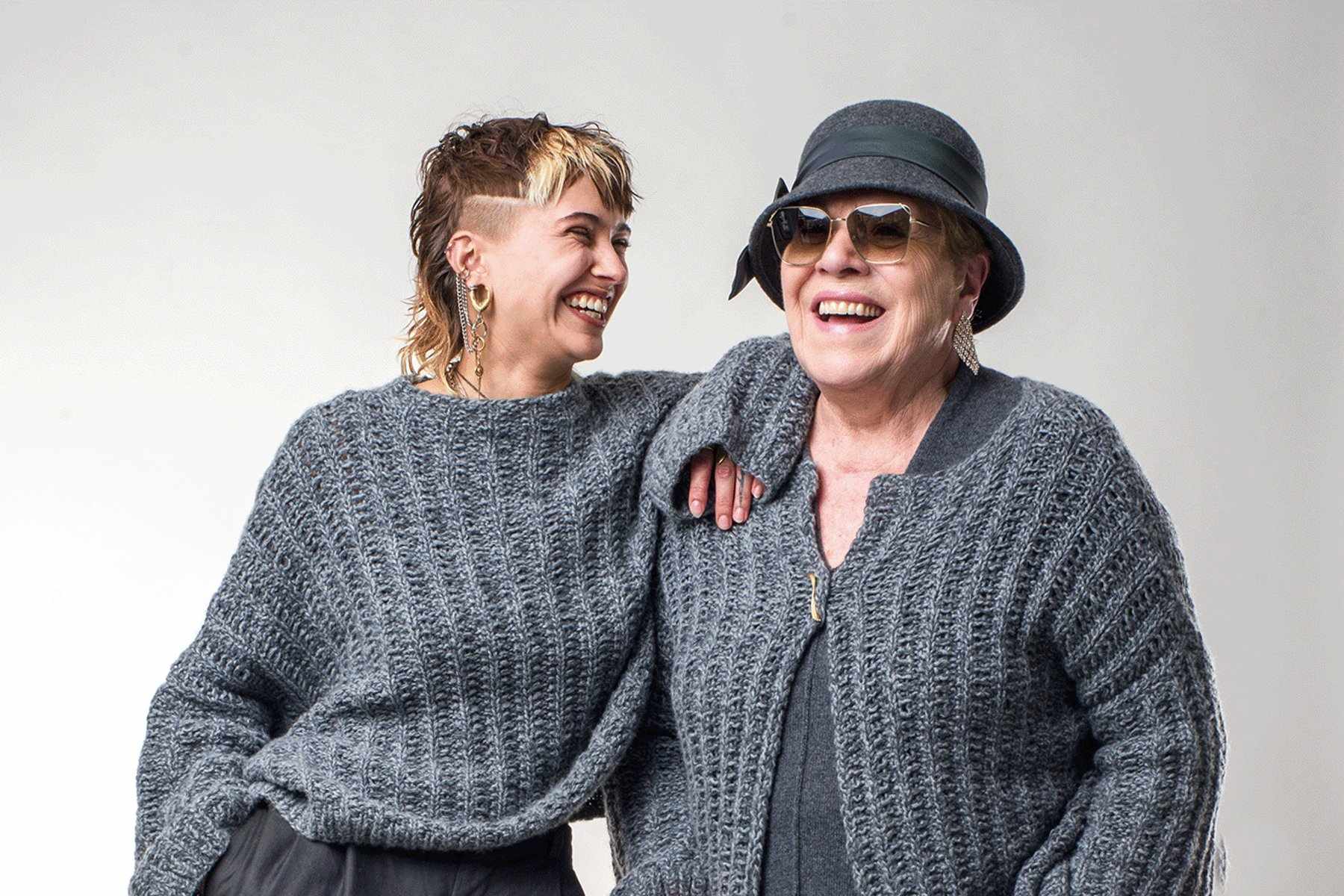 Zwei Models in RS Cashmere Strick, Studioaufnahme