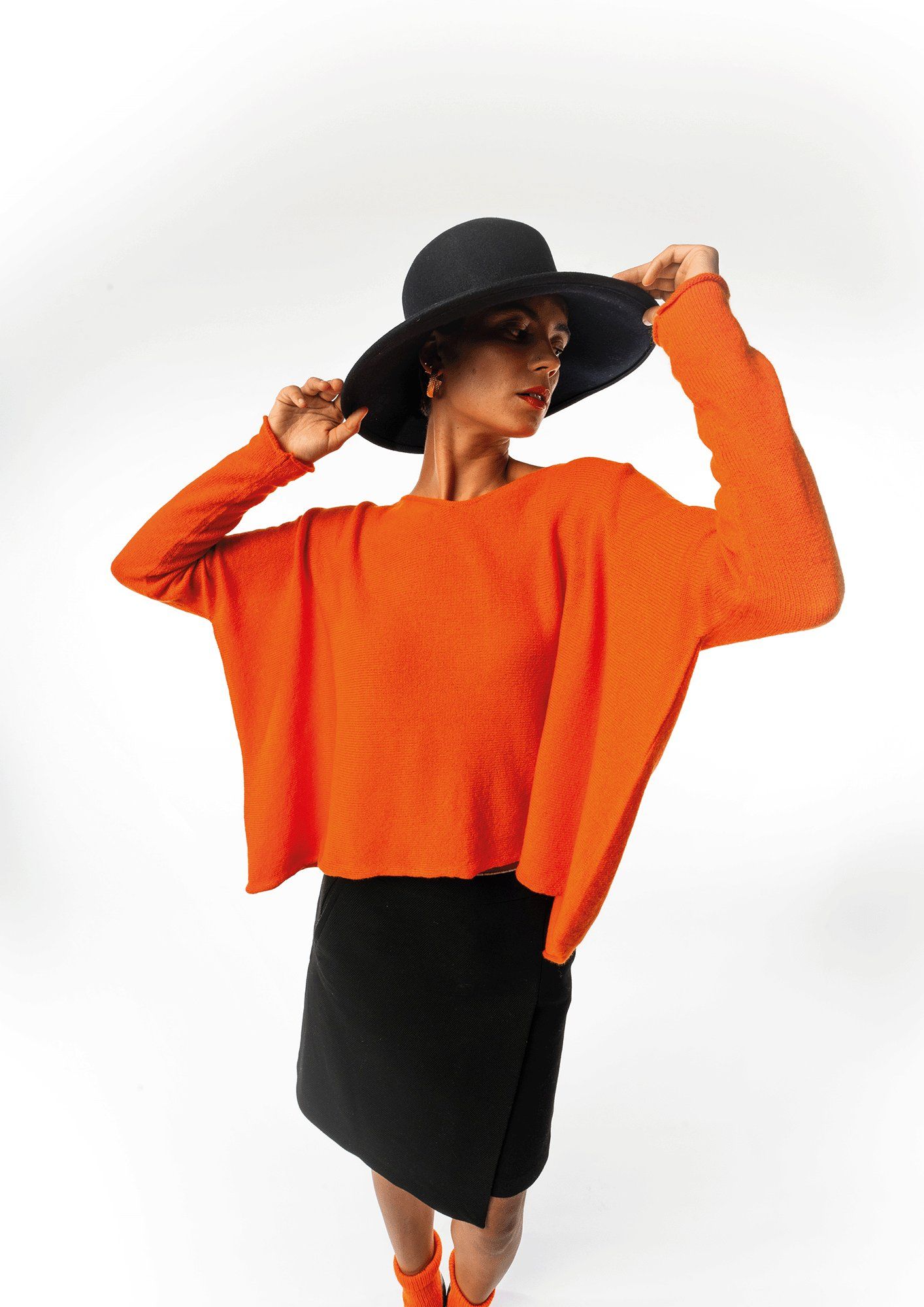 Cropped Pullover mit Hut, Studioaufnahme