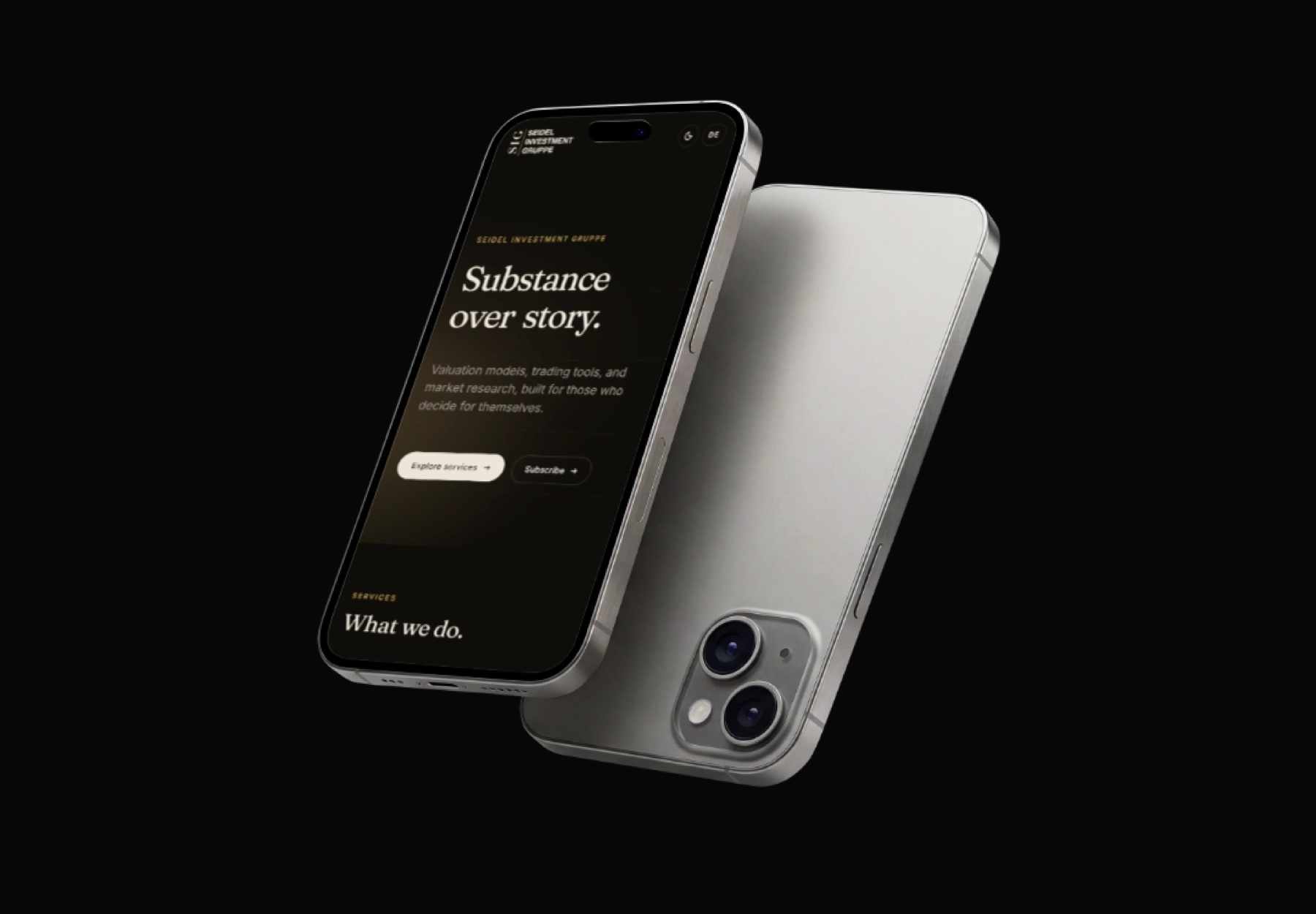 Seidel Investment Gruppe Website auf zwei iPhones, Vorder- und Rückseite