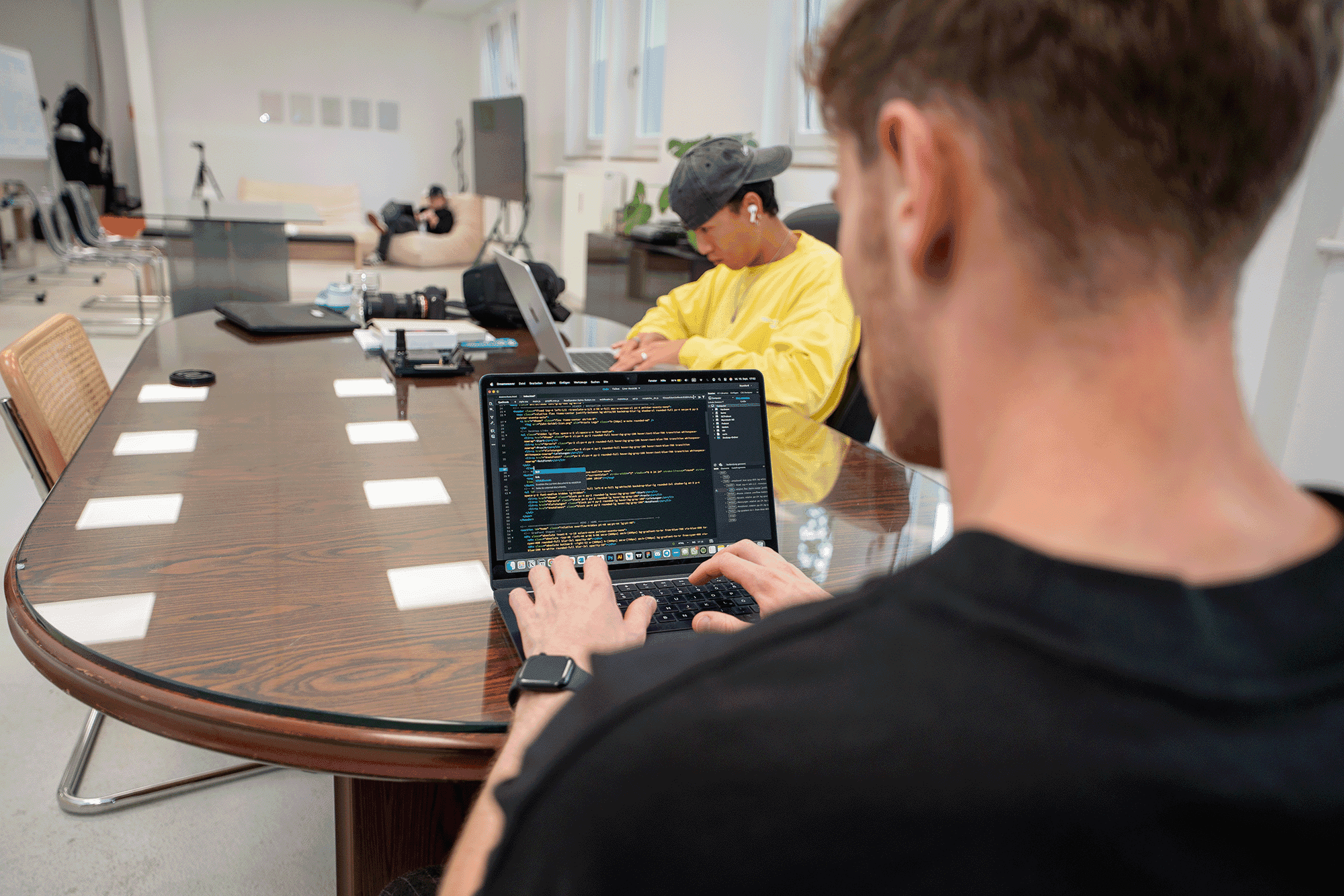 Webentwicklung am Laptop im Büro der LebenGut Agentur