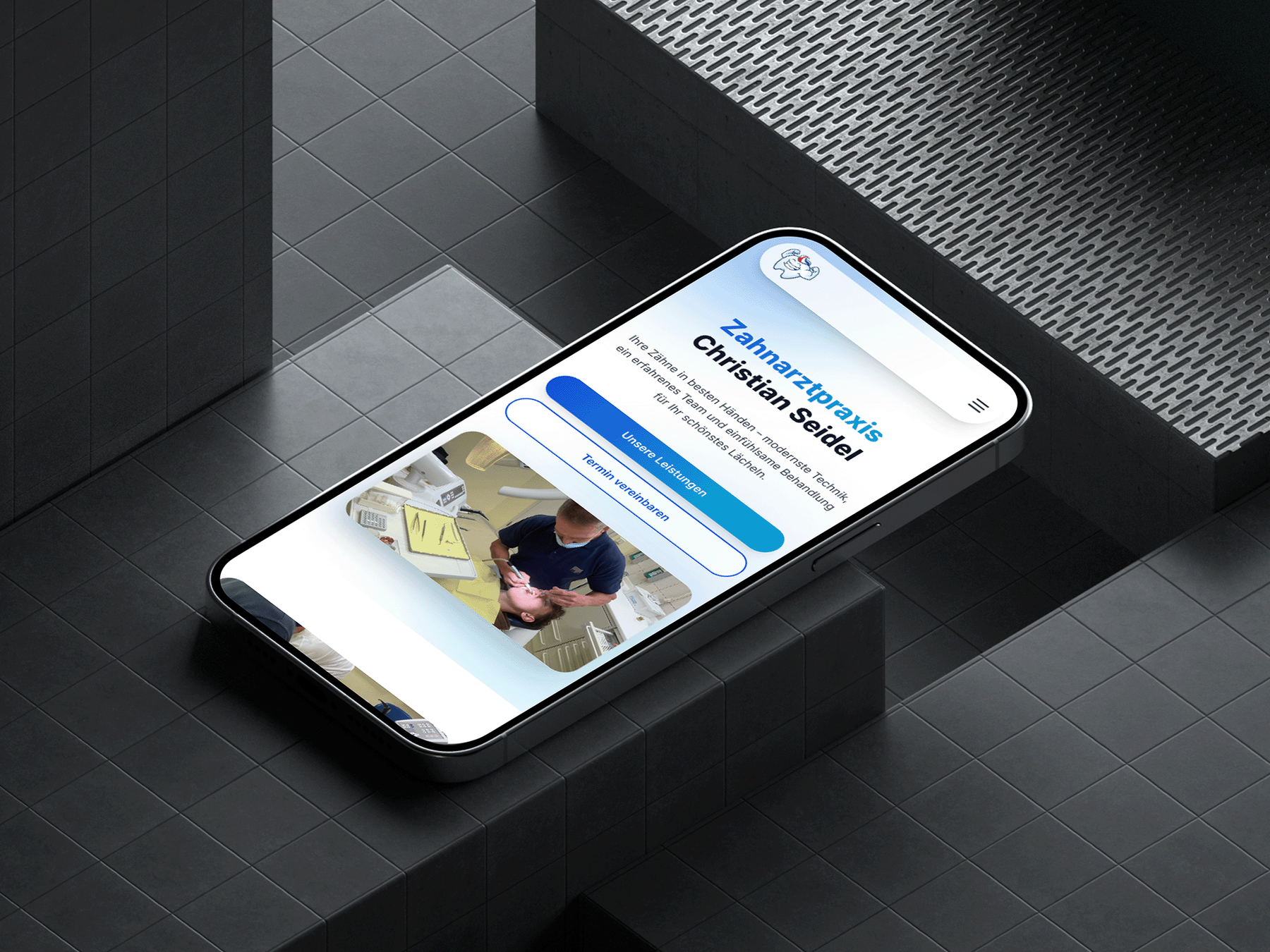 Website der Zahnarztpraxis Seidel im iPhone-Mockup